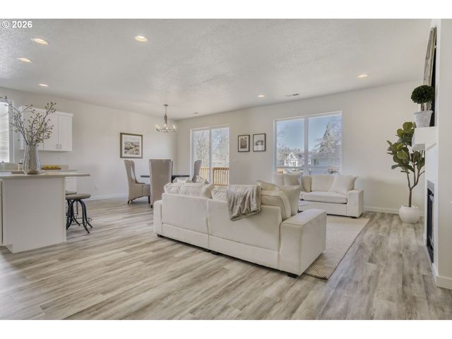 9358 GLORY Ct Ne, Salem, OR 97305