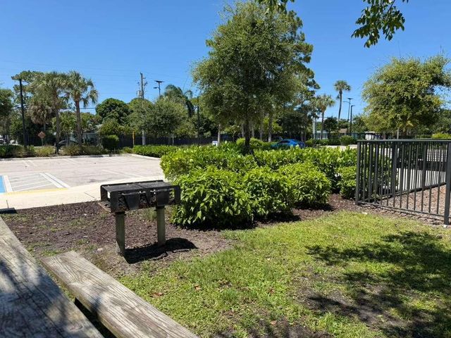 4260 Lakewood Road 205, Lake Worth Beach, FL 33461