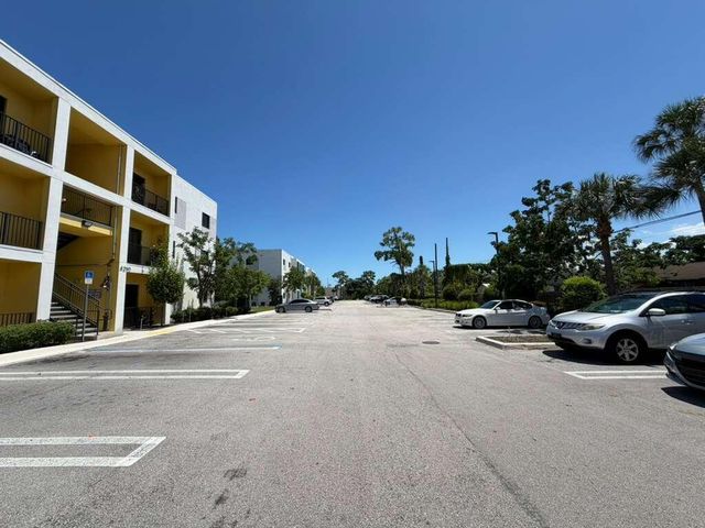 4260 Lakewood Road 205, Lake Worth Beach, FL 33461