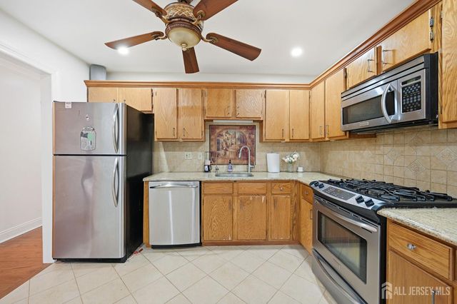 85 Laurel Hollow Court, Edison, NJ 08820