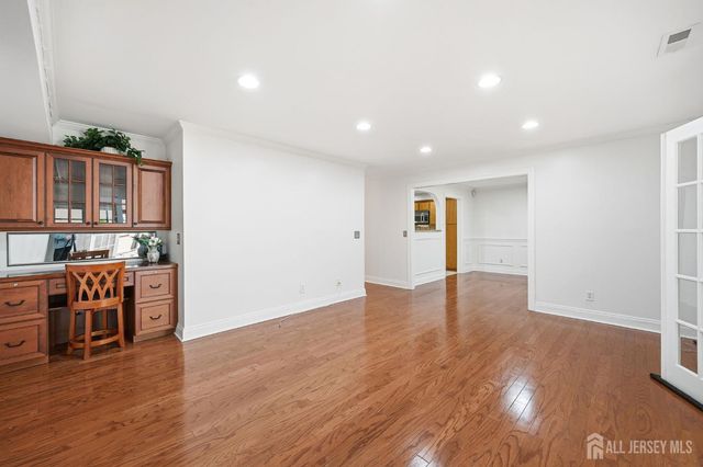 85 Laurel Hollow Court, Edison, NJ 08820