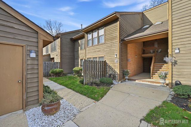 85 Laurel Hollow Court, Edison, NJ 08820