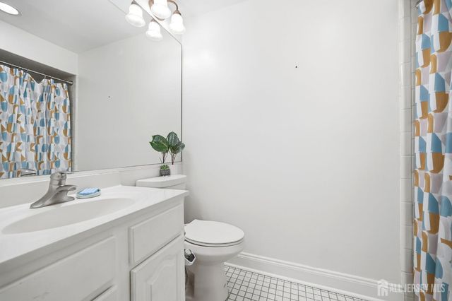 85 Laurel Hollow Court, Edison, NJ 08820