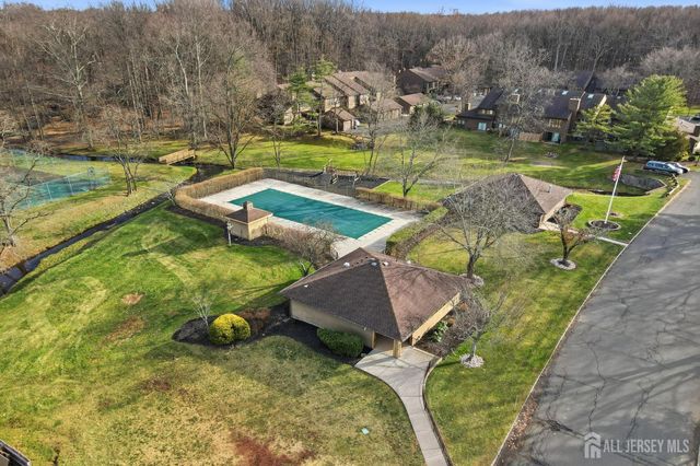 85 Laurel Hollow Court, Edison, NJ 08820