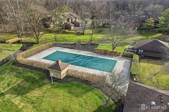 85 Laurel Hollow Court, Edison, NJ 08820