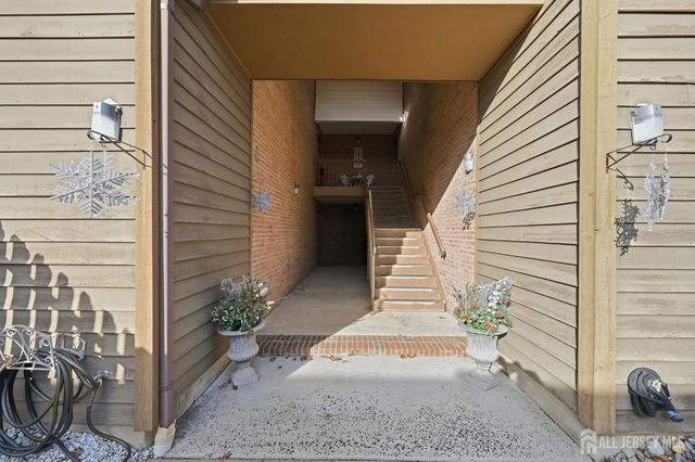 85 Laurel Hollow Court, Edison, NJ 08820