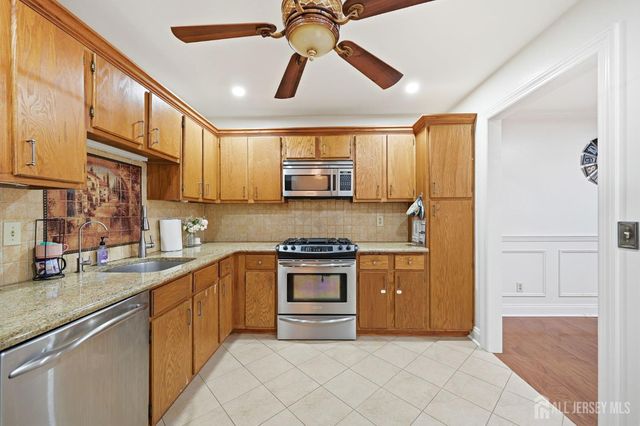 85 Laurel Hollow Court, Edison, NJ 08820