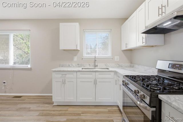 28521 Oakwood Street, Inkster, MI 48141