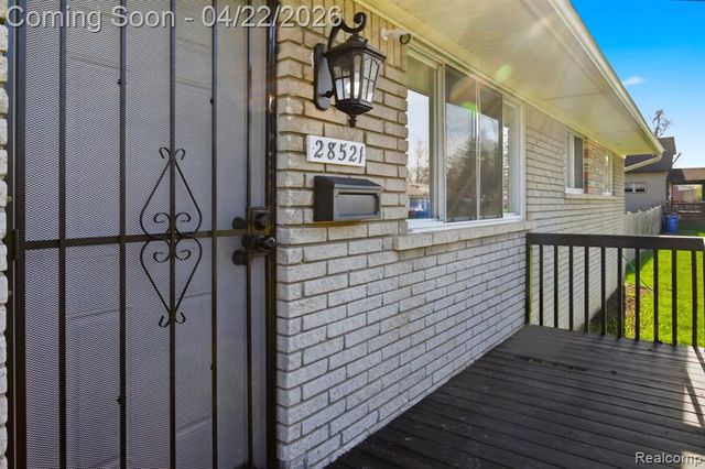 28521 Oakwood Street, Inkster, MI 48141