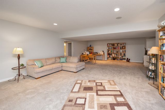 14943 Holcomb Avenue, Clive, IA 50325