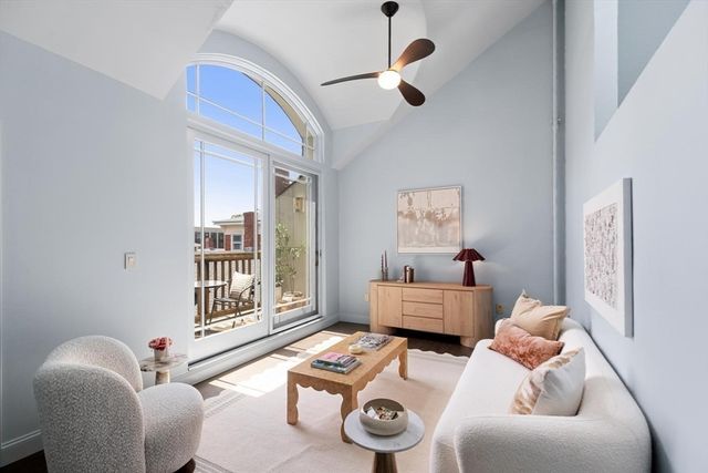 7 Crombie St 10, Salem, MA 01970