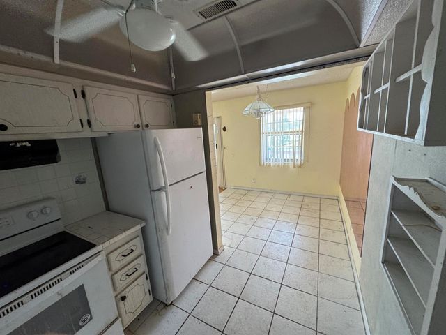 130 Chatham F, West Palm Beach, FL 33417