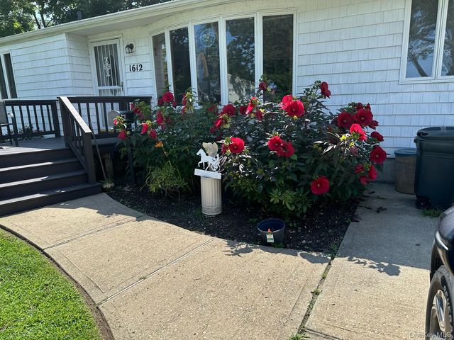 1612 N Gardiner Drive, Bay Shore, NY 11706