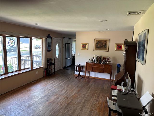 1612 N Gardiner Drive, Bay Shore, NY 11706