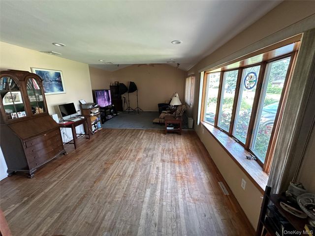 1612 N Gardiner Drive, Bay Shore, NY 11706