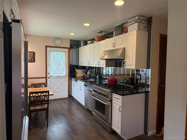 1612 N Gardiner Drive, Bay Shore, NY 11706