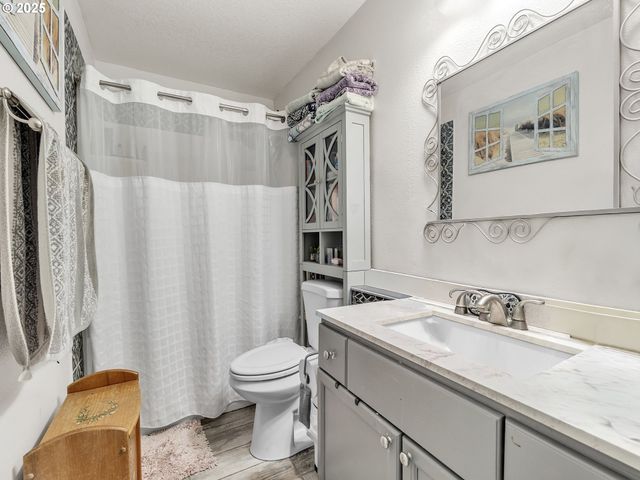 289 HARVARD Dr, Woodburn, OR 97071