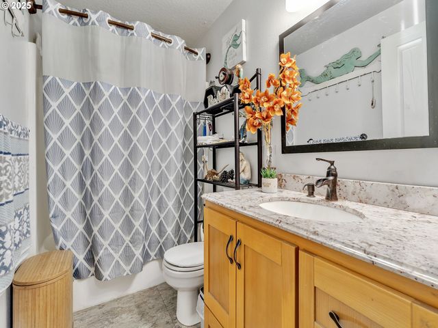 289 HARVARD Dr, Woodburn, OR 97071