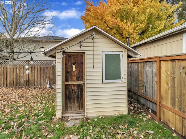 289 HARVARD Dr, Woodburn, OR 97071