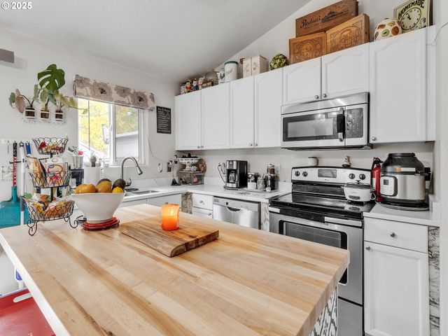 289 HARVARD Dr, Woodburn, OR 97071