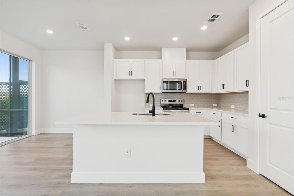 Image 5 of property listing at 11722 FULL MOON LOOP, Parrish, FL 34219