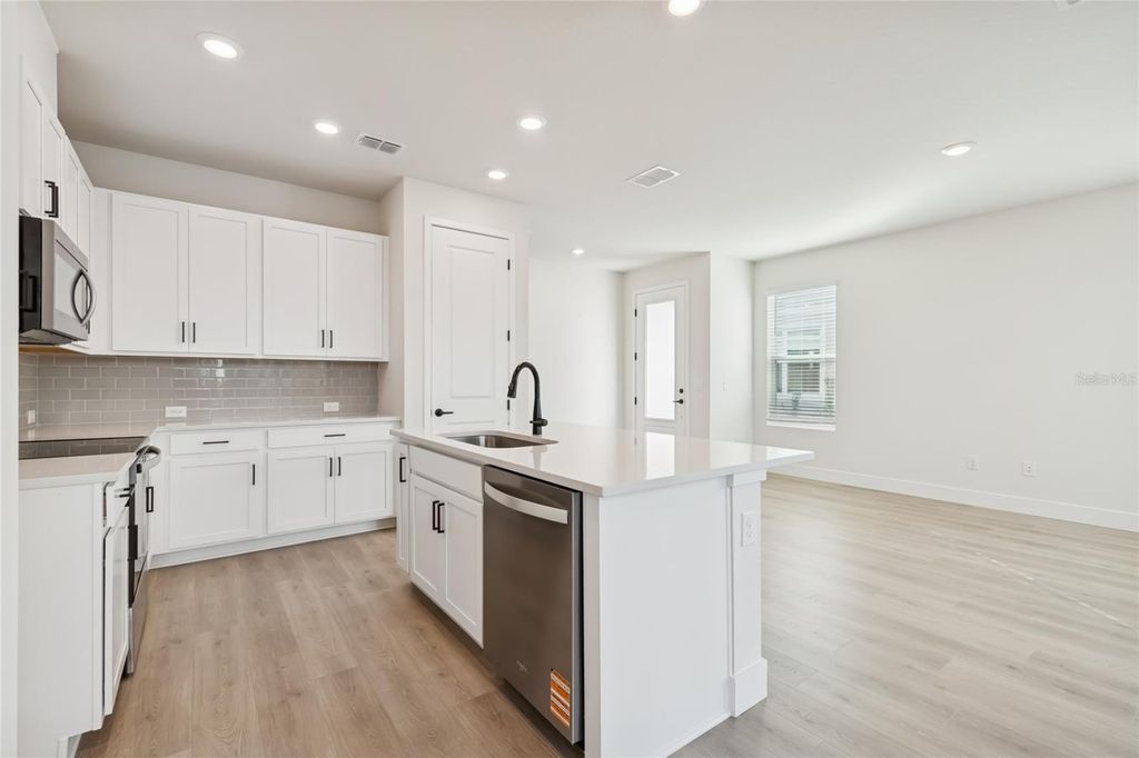 Image 8 of property listing at 11722 FULL MOON LOOP, Parrish, FL 34219