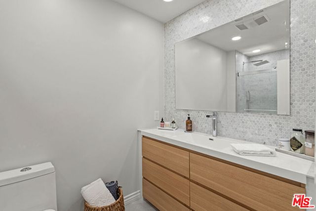 705 Westmount Drive 209, West Hollywood, CA 90069