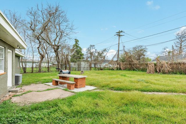 159 Oak Drive, Lake Jackson, TX 77566