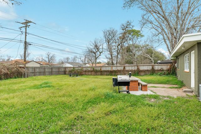 159 Oak Drive, Lake Jackson, TX 77566