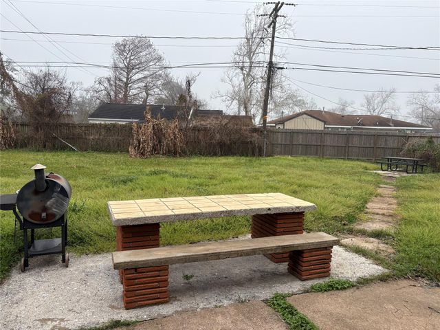 159 Oak Drive, Lake Jackson, TX 77566