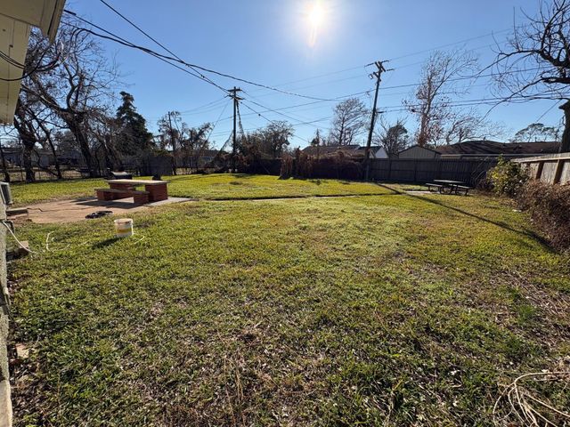 159 Oak Drive, Lake Jackson, TX 77566