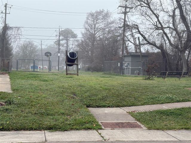 159 Oak Drive, Lake Jackson, TX 77566