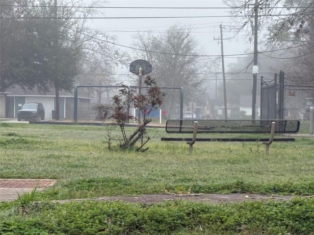 159 Oak Drive, Lake Jackson, TX 77566