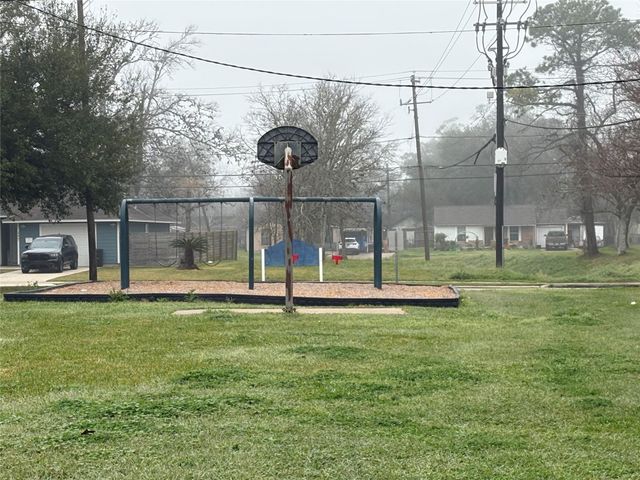 159 Oak Drive, Lake Jackson, TX 77566