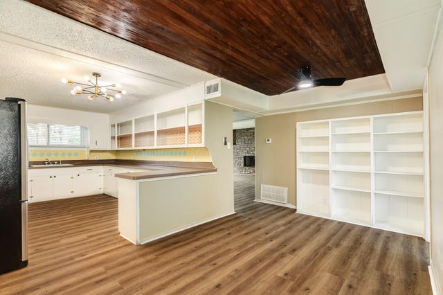 159 Oak Drive, Lake Jackson, TX 77566