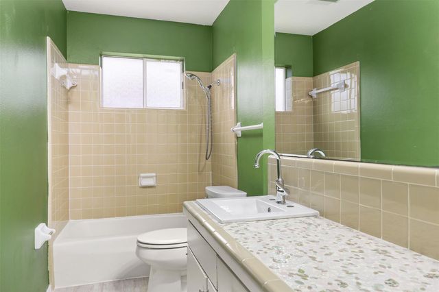 2714 5th Avenue N, Texas City, TX 77590