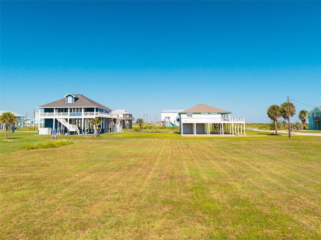 804 Rancho Carribe Drive, Crystal Beach, TX 77650