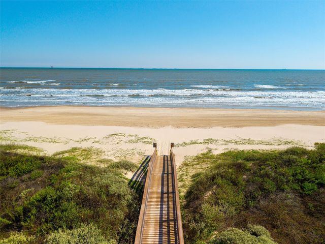 804 Rancho Carribe Drive, Crystal Beach, TX 77650