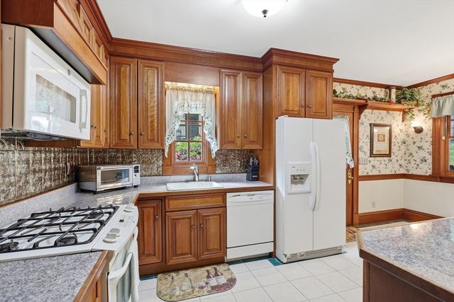 11 Weymouth St, Fitchburg, MA 01420