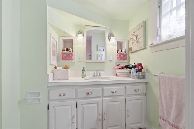11 Weymouth St, Fitchburg, MA 01420