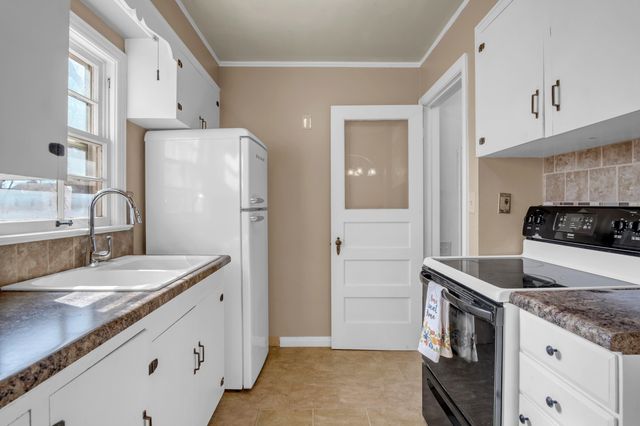 207 E 9th St, Newton, KS 67114