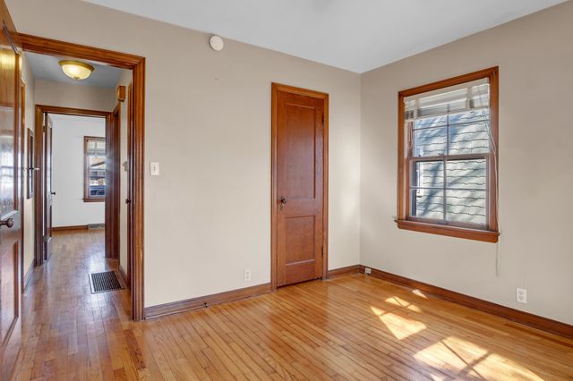 207 E 9th St, Newton, KS 67114