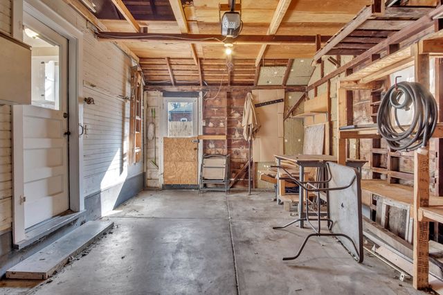 207 E 9th St, Newton, KS 67114