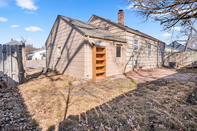 207 E 9th St, Newton, KS 67114