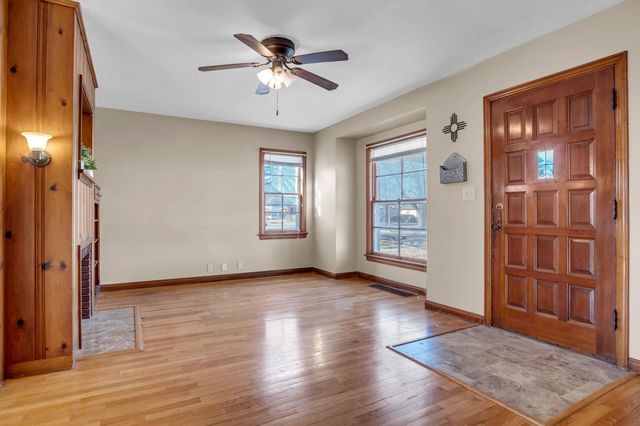 207 E 9th St, Newton, KS 67114