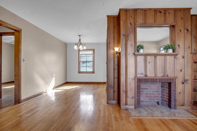 207 E 9th St, Newton, KS 67114