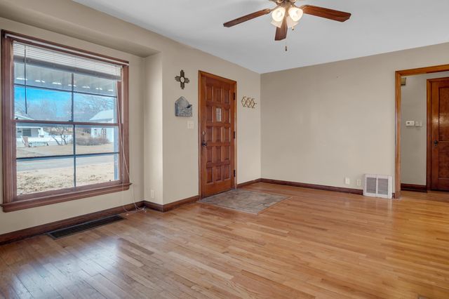 207 E 9th St, Newton, KS 67114