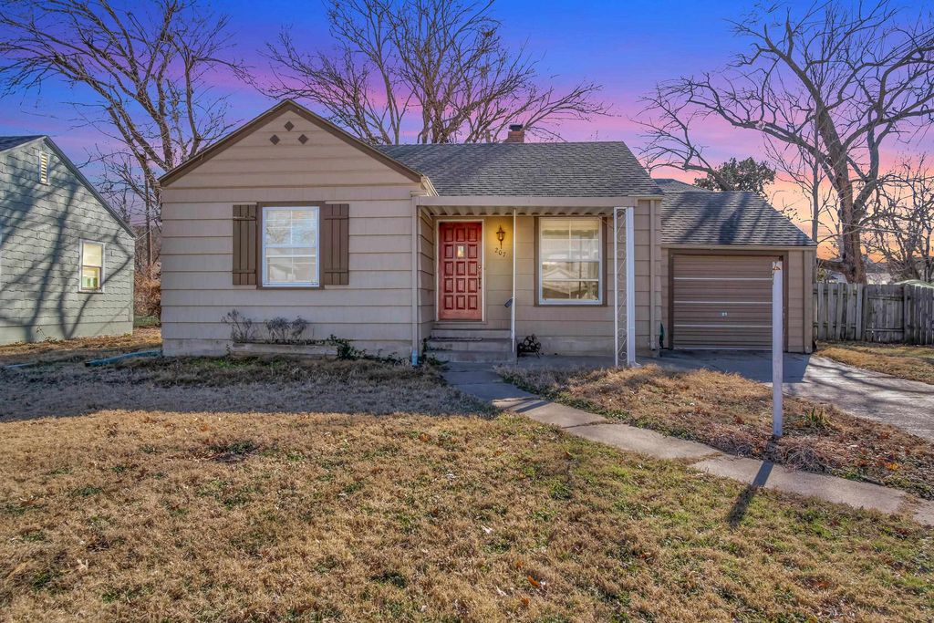 207 E 9th St, Newton, KS 67114