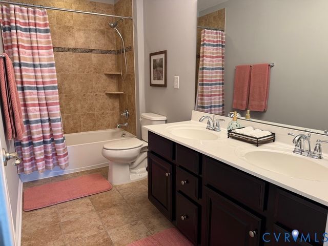 8400 Hampton Farms Dr, Moseley, VA 23120