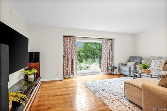5076 Watergate Road, West Bloomfield, MI 48323